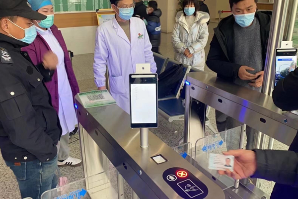 身份证/医保卡快速核验健康码，医院人脸测温健康码一体机发挥哪些作用？
